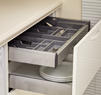 Выдвижной шкаф со скрытым ящиком для столовых приборов. Только европейская фурнитура для каждой модели Кухонь ЛАРТА. 